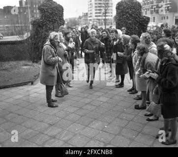 Course de pancake à l'occasion du 25ème anniversaire de l'association étudiante Vesta de la Household School, 21 mars 1962, PANNEKOEKEN, Etudiants, pays-Bas, agence de presse du xxe siècle photo, nouvelles à retenir, documentaire, photographie historique 1945-1990, histoires visuelles, L'histoire humaine du XXe siècle, immortaliser des moments dans le temps Banque D'Images