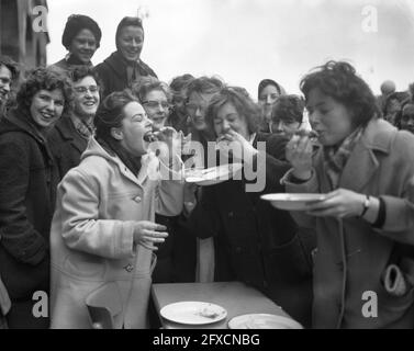 Course de pancake à l'occasion du 25ème anniversaire de l'association étudiante Vesta de la Household School, 21 mars 1962, PANNEKOEKEN, Etudiants, pays-Bas, agence de presse du xxe siècle photo, nouvelles à retenir, documentaire, photographie historique 1945-1990, histoires visuelles, L'histoire humaine du XXe siècle, immortaliser des moments dans le temps Banque D'Images