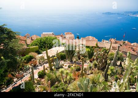 Vue aérienne sur les toits en terre cuite de la ville d'Eze et la mer Méditerranée bleue. Eze, Côte d'Azur, France. Banque D'Images