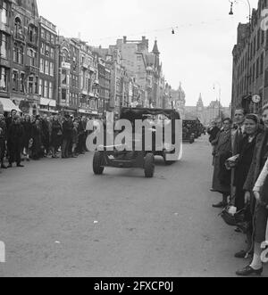 Défilé de la brigade de la princesse Irene à Amsterdam, mai 1945, armée, deuxième guerre mondiale, pays-Bas, agence de presse du xxe siècle photo, nouvelles à retenir, documentaire, photographie historique 1945-1990, histoires visuelles, L'histoire humaine du XXe siècle, immortaliser des moments dans le temps Banque D'Images