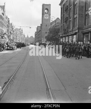 Défilé de la brigade de la princesse Irene à Amsterdam, mai 1945, Armée, deuxième guerre mondiale, pays-Bas, agence de presse du xxe siècle photo, nouvelles à retenir, documentaire, photographie historique 1945-1990, histoires visuelles, L'histoire humaine du XXe siècle, immortaliser des moments dans le temps Banque D'Images