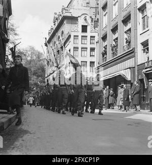 Défilé de la brigade de la princesse Irene à Amsterdam, mai 1945, Armée, deuxième guerre mondiale, pays-Bas, agence de presse du xxe siècle photo, nouvelles à retenir, documentaire, photographie historique 1945-1990, histoires visuelles, L'histoire humaine du XXe siècle, immortaliser des moments dans le temps Banque D'Images