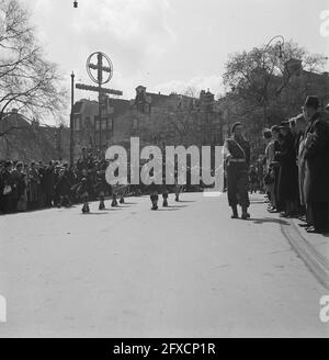 Défilé de la brigade de la princesse Irene à Amsterdam, mai 1945, Armée, Seconde Guerre mondiale, pays-Bas, agence de presse du xxe siècle photo, nouvelles à retenir, documentaire, photographie historique 1945-1990, histoires visuelles, L'histoire humaine du XXe siècle, immortaliser des moments dans le temps Banque D'Images