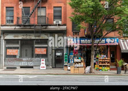 Fermeture de la vitrine à côté d'un magasin de marchandises sèches « maman et pop » dans le quartier Hell's Kitchen de New York le dimanche 23 mai 2021. (© Richard B. Levine) Banque D'Images