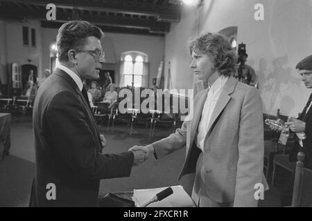 RSV enquête parlementaire; Van Dijk (président de la commission d'enquête) salue Mme L. Lindner, 21 juin 1984, enquêtes parlementaires, pays-Bas, agence de presse du xxe siècle photo, nouvelles à retenir, documentaire, photographie historique 1945-1990, histoires visuelles, L'histoire humaine du XXe siècle, immortaliser des moments dans le temps Banque D'Images