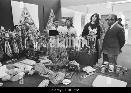 Ouverture de Pasar Malam par l'Ambassadeur Sutopo Yuwono Projohandoko à la Haye, ambassadeur à Woodcarver, 18 juin 1976, ambassadeurs, pays-Bas, agence de presse du xxe siècle photo, nouvelles à retenir, documentaire, photographie historique 1945-1990, histoires visuelles, L'histoire humaine du XXe siècle, immortaliser des moments dans le temps Banque D'Images