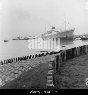 Bateau de passagers Cape Town Castle, a échoué dans port bouche Vlissingse Haven, 10 mai 1966, ports, navires, Pays-Bas, Agence de presse du XXe siècle photo, nouvelles à retenir, documentaire, photographie historique 1945-1990, histoires visuelles, L'histoire humaine du XXe siècle, immortaliser des moments dans le temps Banque D'Images