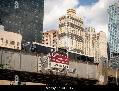 Un panneau sur le côté ouest de Manhattan à New York le dimanche 23 mai 2021 dirige les conducteurs vers le quartier des théâtres et le parking de Times Square. Après avoir été fermé en raison de la pandémie COVID-19, les théâtres de Broadway devraient commencer à ouvrir en septembre.(© Richard B. Levine) Banque D'Images