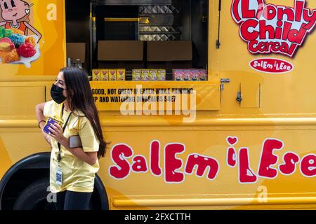 Un camion de restauration rebaptisé à Soho donne des céréales tout en faisant la promotion de la musique de la chanteuse Salem Ilese, vu le samedi 22 mai 2021. (© Richard B. Levine) Banque D'Images