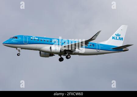 AMSTERDAM, PAYS-BAS - 13 septembre 2020 : KLM (KL / KLM) approche de l'aéroport d'Amsterdam Schiphol (EHAM/AMS) avec un Embraer E75L (pH-EXO/17000668). Banque D'Images