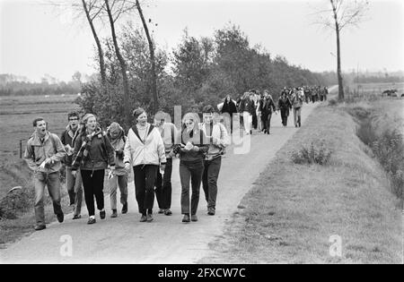 La visite à pied de Pax Christie s'est terminée par un rassemblement à la cathédrale Saint-Jean Den Bosch . La jeunesse sur la route pendant Pax Christie marche, 25 octobre 1969, meetings, pays-Bas, agence de presse du xxe siècle photo, nouvelles à retenir, documentaire, photographie historique 1945-1990, histoires visuelles, L'histoire humaine du XXe siècle, immortaliser des moments dans le temps Banque D'Images