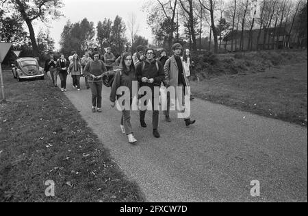 La visite à pied de Pax Christie s'est terminée par une réunion à la cathédrale Saint-Jean Den Bosch . Les jeunes sur la route lors de la randonnée Pax Christie, 25 octobre 1969, meetings, pays-Bas, agence de presse du xxe siècle photo, nouvelles à retenir, documentaire, photographie historique 1945-1990, histoires visuelles, L'histoire humaine du XXe siècle, immortaliser des moments dans le temps Banque D'Images