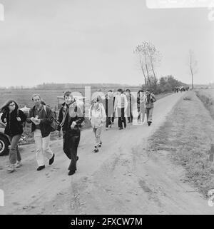 La visite à pied de Pax Christie s'est terminée par un rassemblement à la cathédrale Saint-Jean Den Bosch . Jeunes sur la route pendant Pax Christie marche, 25 octobre 1969, meetings, pays-Bas, agence de presse du xxe siècle photo, nouvelles à retenir, documentaire, photographie historique 1945-1990, histoires visuelles, L'histoire humaine du XXe siècle, immortaliser des moments dans le temps Banque D'Images