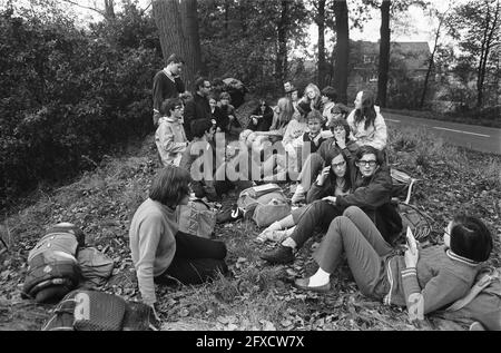 La visite à pied de Pax Christie s'est terminée par un rassemblement à la cathédrale Saint-Jean Den Bosch . La jeunesse sur la route pendant Pax Christie marche, 25 octobre 1969, meetings, pays-Bas, agence de presse du xxe siècle photo, nouvelles à retenir, documentaire, photographie historique 1945-1990, histoires visuelles, L'histoire humaine du XXe siècle, immortaliser des moments dans le temps Banque D'Images