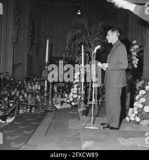 La visite à pied de Pax Christie s'est terminée par un rassemblement à la cathédrale Saint-Jean Den Bosch . Allocution de Mgr Bluyssen, 25 octobre 1969, réunions, pays-Bas, agence de presse du xxe siècle photo, nouvelles à retenir, documentaire, photographie historique 1945-1990, histoires visuelles, L'histoire humaine du XXe siècle, immortaliser des moments dans le temps Banque D'Images