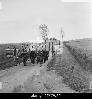 Pax Christie Footrace a conclu par un rassemblement à la cathédrale Saint-Jean Den Bosch . Jeunes sur la route pendant Pax Christie marche, 25 octobre 1969, rassemblements, pays-Bas, agence de presse du xxe siècle photo, nouvelles à retenir, documentaire, photographie historique 1945-1990, histoires visuelles, L'histoire humaine du XXe siècle, immortaliser des moments dans le temps Banque D'Images