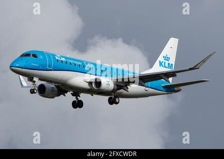 AMSTERDAM, PAYS-BAS - 13 septembre 2020 : KLM (KL / KLM) approche de l'aéroport d'Amsterdam Schiphol (EHAM/AMS) avec un Embraer E75L (pH-EXO/17000668). Banque D'Images