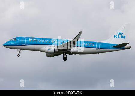 AMSTERDAM, PAYS-BAS - 13 septembre 2020 : KLM (KL / KLM) approche de l'aéroport d'Amsterdam Schiphol (EHAM/AMS) avec un Embraer E75L (pH-EXO/17000668). Banque D'Images