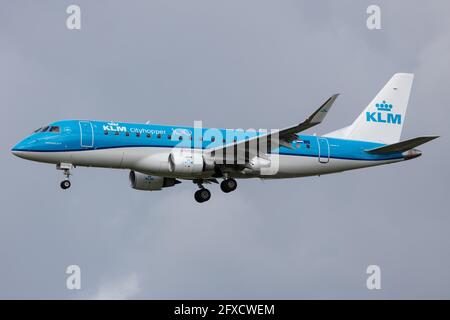 AMSTERDAM, PAYS-BAS - 13 septembre 2020 : KLM (KL / KLM) approche de l'aéroport d'Amsterdam Schiphol (EHAM/AMS) avec un Embraer E175STD E75L (pH-EXZ/17000723) Banque D'Images