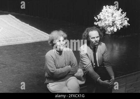 Conférence de presse Ariane Mnouchkine, directrice du Théâtre du Soleil, au Tropenmuseum Amsterdam, avec Arthur Sollen of Holland Festival, 6 juin 1986, directeurs, conférences de presse, Pays-Bas, Agence de presse du XXe siècle photo, nouvelles à retenir, documentaire, photographie historique 1945-1990, histoires visuelles, L'histoire humaine du XXe siècle, immortaliser des moments dans le temps Banque D'Images