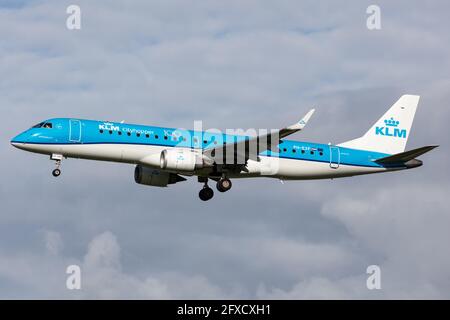 AMSTERDAM, PAYS-BAS - 13 septembre 2020 : KLM (KL / KLM) approche de l'aéroport d'Amsterdam Schiphol (EHAM/AMS) avec un Embraer E190STD E190 (pH-EXF/19000690) Banque D'Images