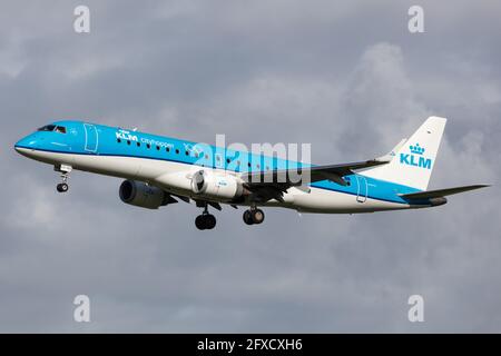 AMSTERDAM, PAYS-BAS - 13 septembre 2020 : KLM (KL / KLM) approche de l'aéroport d'Amsterdam Schiphol (EHAM/AMS) avec un Embraer E190STD E190 (pH-EXF/19000690) Banque D'Images