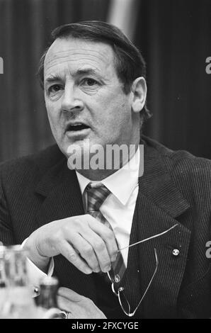 Conférence de presse Royal Boskalis Westminster; J. Kraayeveld van Hemert, président du conseil d'administration, 26 novembre 1985, conférences de presse, portraits, présidents, pays-Bas, Agence de presse du XXe siècle photo, nouvelles à retenir, documentaire, photographie historique 1945-1990, histoires visuelles, L'histoire humaine du XXe siècle, immortaliser des moments dans le temps Banque D'Images