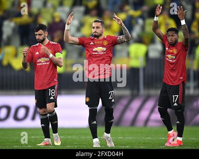 Bruno Fernandes, de Manchester United (à gauche), Alex Telles (au centre) et Fred se tournent vers les fans lors de la finale de l'UEFA Europa League, au stade Gdansk, en Pologne. Date de la photo: Mercredi 26 mai 2021. Banque D'Images