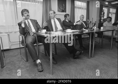 Conférence de presse PSV; de gauche à droite entraîneur-chef Guus Hiddink, président J. Ruts, directeur K. Ploegsma et entraîneur-entraîneur Hans Dorjee, 11 janvier 1988, gestionnaires, conférences de presse, Sports, football, présidents, pays-Bas, agence de presse du XXe siècle photo, news to remember, documentaire, photographie historique 1945-1990, histoires visuelles, L'histoire humaine du XXe siècle, immortaliser des moments dans le temps Banque D'Images