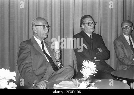 Conférence de presse Fondation pour la publicité idéale, à propos de la campagne pour le contrôle des naissances, Prof. Muntendam (à gauche) et salle, 25 juillet 1972, campagnes, conférences de presse, Pays-Bas, Agence de presse du XXe siècle photo, nouvelles à retenir, documentaire, photographie historique 1945-1990, histoires visuelles, L'histoire humaine du XXe siècle, immortaliser des moments dans le temps Banque D'Images