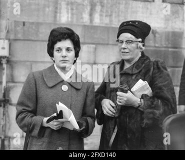 Conférence de presse Anneke Beekman à Maastricht. Anneke Beekman avec tante GE (Geertruida Langedijk-van Moorst), 3 décembre 1961, portraits, femmes, Pays-Bas, Agence de presse du XXe siècle photo, nouvelles à retenir, documentaire, photographie historique 1945-1990, histoires visuelles, L'histoire humaine du XXe siècle, immortaliser des moments dans le temps Banque D'Images