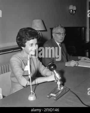 Conférence de presse d'Anneke Beekman à Maastricht, 3 décembre 1961, conférences de presse, femmes, Pays-Bas, Agence de presse du XXe siècle photo, nouvelles à retenir, documentaire, photographie historique 1945-1990, histoires visuelles, L'histoire humaine du XXe siècle, immortaliser des moments dans le temps Banque D'Images