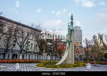 03-29-2015 Osaka, Japon. . C'est l'oeuvre (2 statues de femmes) du sculpteur Shin Hondo et a été donné à la ville en 1973 dans le cadre de travaux sur le gre Banque D'Images