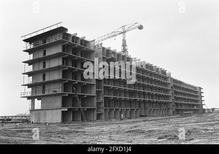 Visite de la presse Bijlmermeer. Bus s'est coincé dans la boue, tous les occupants prêtent une main, 31 octobre 1967, excursions, appartements, Aldermen, pays-Bas, agence de presse du XXe siècle photo, news to remember, documentaire, photographie historique 1945-1990, histoires visuelles, L'histoire humaine du XXe siècle, immortaliser des moments dans le temps Banque D'Images