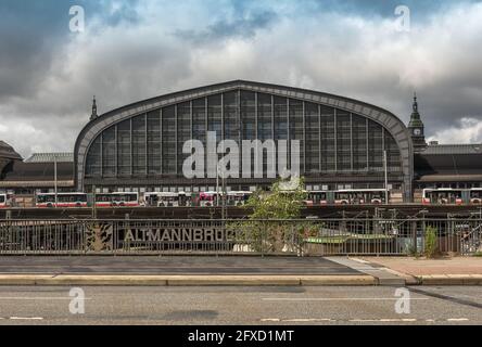 Vue depuis le pont Altmann sur le bâtiment de la gare centrale de Hambourg, Allemagne Banque D'Images