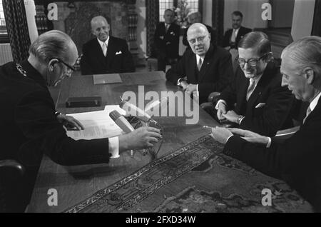 Pieter van Vollenhoven enregistre son second fils, Bernhard Lucas Emmanuel à l'hôtel de ville de Nimègue, par de Graaf, 31 décembre 1969, princes, City halls, pays-Bas, agence de presse du XXe siècle photo, news to remember, documentaire, photographie historique 1945-1990, histoires visuelles, L'histoire humaine du XXe siècle, immortaliser des moments dans le temps Banque D'Images