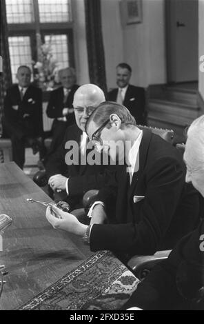 Pieter van Vollenhoven inscrit son deuxième fils, le prince Bernhard Lucas Emmanuel à la mairie de Nimègue, de Graaf, 31 décembre 1969, princes, Mairie, pays-Bas, agence de presse du XXe siècle photo, news to remember, documentaire, photographie historique 1945-1990, histoires visuelles, L'histoire humaine du XXe siècle, immortaliser des moments dans le temps Banque D'Images