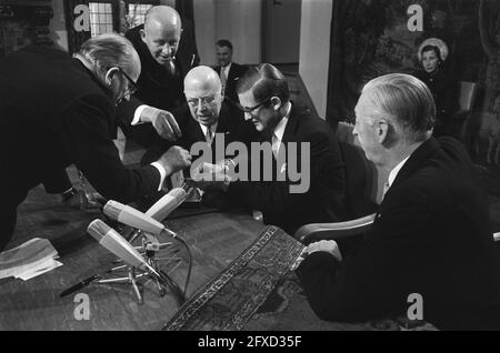 Pieter van Vollenhoven inscrit son deuxième fils, le prince Bernhard Lucas Emmanuel à la mairie de Nimègue, de Graaf, 31 décembre 1969, princes, Mairie, pays-Bas, agence de presse du XXe siècle photo, news to remember, documentaire, photographie historique 1945-1990, histoires visuelles, L'histoire humaine du XXe siècle, immortaliser des moments dans le temps Banque D'Images