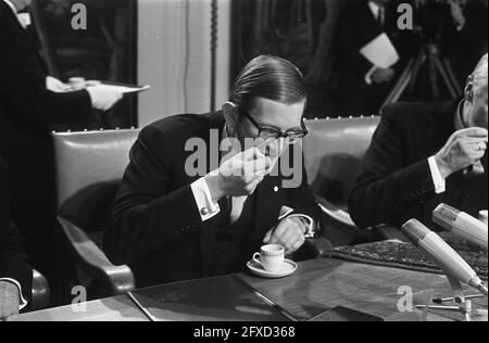 Pieter van Vollenhoven enregistre son second fils, Bernhard Lucas Emmanuel à la mairie de Nimègue, de Graaf, 31 décembre 1969, princes, Mairie, pays-Bas, agence de presse du XXe siècle photo, news to remember, documentaire, photographie historique 1945-1990, histoires visuelles, L'histoire humaine du XXe siècle, immortaliser des moments dans le temps Banque D'Images