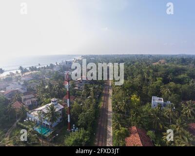 Hikkkaduwa, Sri Lanka, 1.12.2020 - vue aérienne des chemins de fer dans la verdure tropicale Banque D'Images