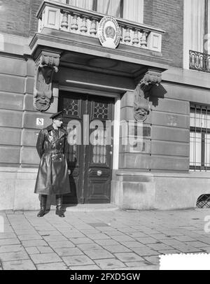 Officier de police garde Hongrois légation la Haye, 29 octobre 1956, policiers, pays-Bas, agence de presse du xxe siècle photo, nouvelles à retenir, documentaire, photographie historique 1945-1990, histoires visuelles, L'histoire humaine du XXe siècle, immortaliser des moments dans le temps Banque D'Images