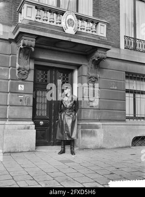 Officier de police garde Hongrois légation la Haye, 29 octobre 1956, policiers, pays-Bas, agence de presse du xxe siècle photo, nouvelles à retenir, documentaire, photographie historique 1945-1990, histoires visuelles, L'histoire humaine du XXe siècle, immortaliser des moments dans le temps Banque D'Images