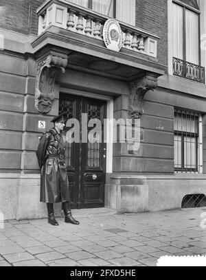 Officier de police garde Hongrois légation la Haye, 29 octobre 1956, policiers, pays-Bas, agence de presse du xxe siècle photo, nouvelles à retenir, documentaire, photographie historique 1945-1990, histoires visuelles, L'histoire humaine du XXe siècle, immortaliser des moments dans le temps Banque D'Images