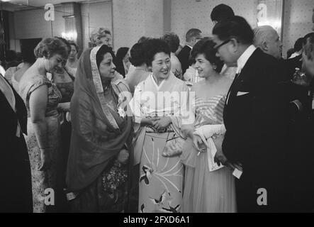 Dîner d'adieu de Begum Ra'ana Liaquat Ali Khan, ambassadeur du Pakistan aux pays-Bas. Ici avec Mme Nishimura, Mme Valdez, Roxas, 6 juin 1961, Dîners, diplomates, pays-Bas, Agence de presse du XXe siècle photo, nouvelles à retenir, documentaire, photographie historique 1945-1990, histoires visuelles, L'histoire humaine du XXe siècle, immortaliser des moments dans le temps Banque D'Images