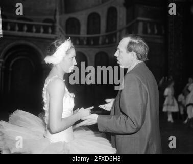 Première de Swan Lake par Nationaal Ballet à Apeldoorn, Igor Belski et danseur, 9 mars 1965, PREMIÈRES, ballet, Pays-Bas, Agence de presse du XXe siècle photo, nouvelles à retenir, documentaire, photographie historique 1945-1990, histoires visuelles, L'histoire humaine du XXe siècle, immortaliser des moments dans le temps Banque D'Images