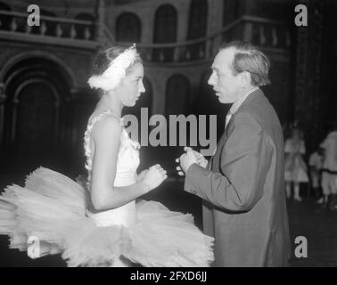 Première du lac Swan par le Ballet national à Apeldoorn, Igor Belski (à droite) et danseuse, 9 mars 1965, PREMIÈRES, ballet, Pays-Bas, Agence de presse du XXe siècle photo, nouvelles à retenir, documentaire, photographie historique 1945-1990, histoires visuelles, L'histoire humaine du XXe siècle, immortaliser des moments dans le temps Banque D'Images