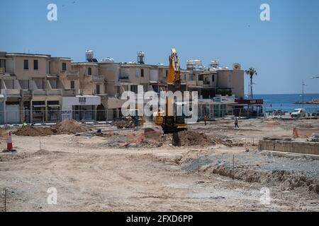 11 mai 2021 Chypre, Paphos. Travaux de construction avec du matériel de construction et des ouvriers de rénovation routière dans la ville près du port. Travaux de construction de routes Banque D'Images