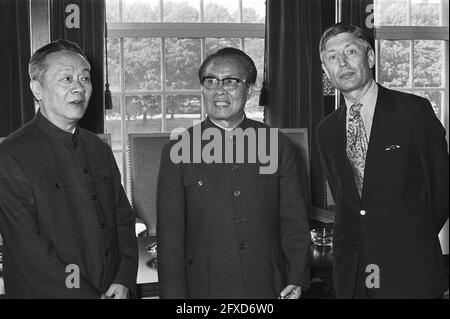 Le Premier ministre Van Agt reçoit le ministre des Affaires étrangères de la Chine Huang Hua, de gauche à droite ambassadeur chinois dans notre pays Huong Hua et Van Agt, le 8 juin 1978, ministres, réceptions, Pays-Bas, Agence de presse du XXe siècle photo, nouvelles à retenir, documentaire, photographie historique 1945-1990, histoires visuelles, L'histoire humaine du XXe siècle, immortaliser des moments dans le temps Banque D'Images