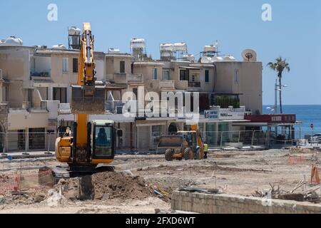 11 mai 2021 Chypre, Paphos. Travaux de construction avec du matériel de construction et des ouvriers de rénovation routière dans la ville près du port. Travaux de construction de routes Banque D'Images