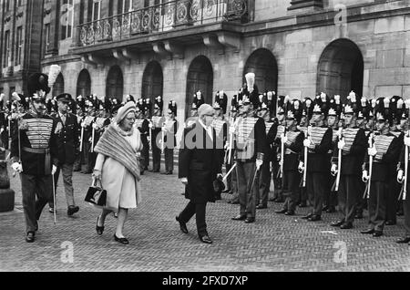 Le président Heinemann et la reine Juliana inspectent le 11ème Bataillon d'infanterie blindée Grenadiers devant le Palais sur la place du Dam, 26 novembre 1969, gardes d'honneur, reines, Pays-Bas, Agence de presse du XXe siècle photo, nouvelles à retenir, documentaire, photographie historique 1945-1990, histoires visuelles, L'histoire humaine du XXe siècle, immortaliser des moments dans le temps Banque D'Images